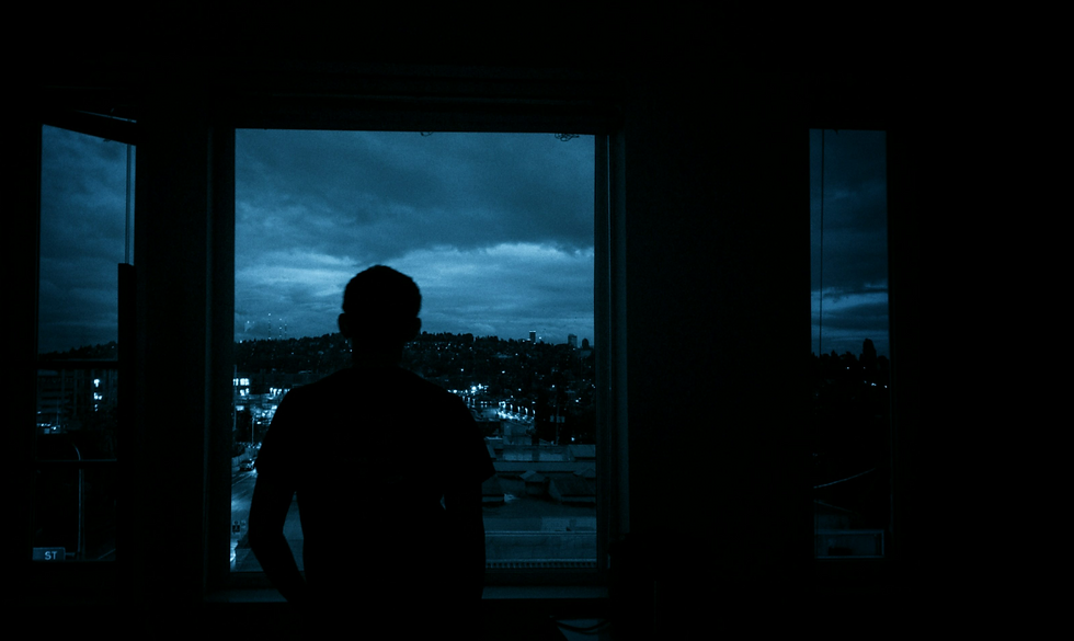 Man kijkend naar de nacht. alleen.
