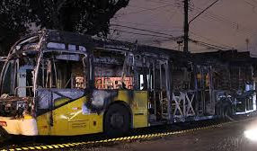 “Pane elétrica causa incêndio e assusta passageiros de ônibus na Av. Paulista” – Folha online, 23/10