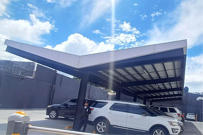 Estructura metálica para parqueo techado fabricada por Industrias Rodas en Guatemala.