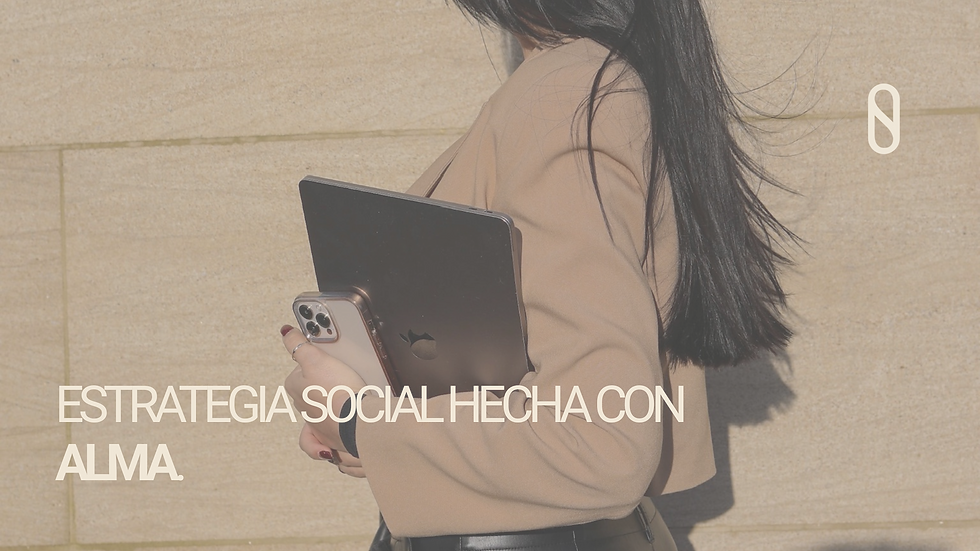 mujer empresaria con su computadora y celular