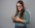 mujer empresaria con su celular