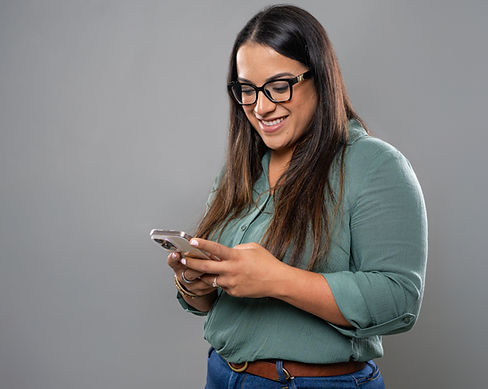 mujer empresaria con su celular