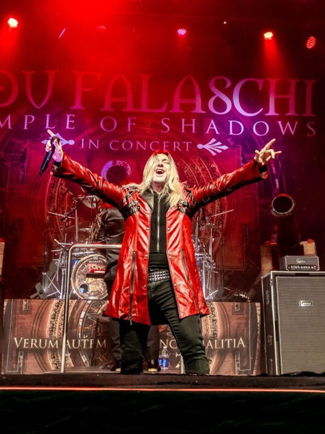 Edu Falaschi transforma o Tokio Marine Hall em templo do power metal com orquestra, convidados especiais e noite de celebrações