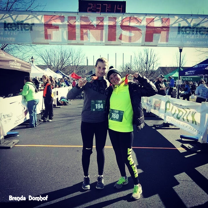 Roupas e acessórios para correr no frio: legging, meia grossa, camiseta térmica, blusa de frio, gorro e luvas