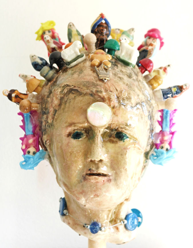 Little prince, sculpture tête d'enfant peinte avec collage d'éléments de récupération.