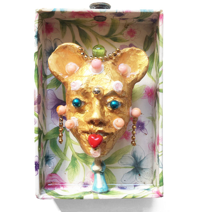 My Precious Faith est une sculpture collage composée de plâtre et d'assemblage d'objets de récupération.