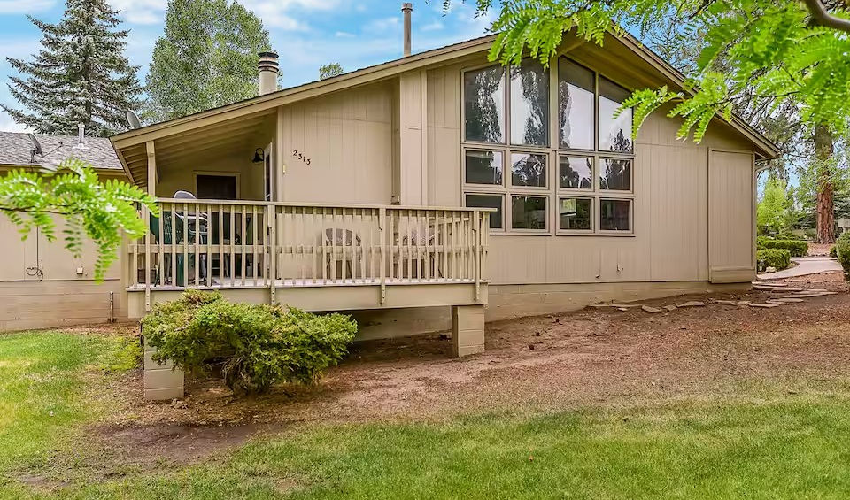 flagstaff-country-club-townhome-1bd-exterior-summer-floor-to-ceiling-windows-deck-green-la.jpg