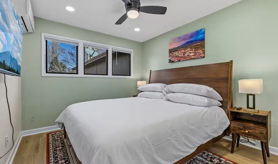 flagstaff-country-club-townhome-bedroom.jpg