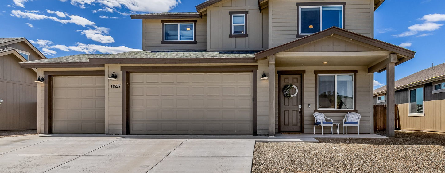 Two-story Bellemont vacation home with three-car garage and covered front entry