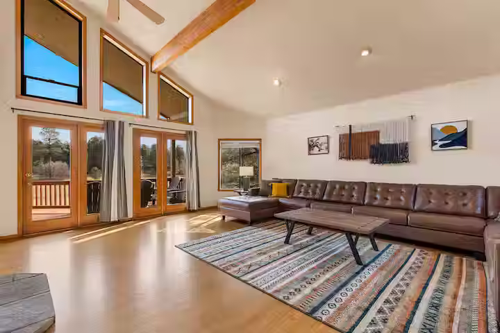 flagstaff-vacation-rental-3-story-golf-course-haven-living-room-vaulted-beam-deck-doors-01