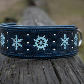 Blaues Halsband mit Schneeflocken-Design und kleinen Edelstahl-Nieten