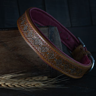 Punziertes Halsband mit Polster und Naht in Puderrosa