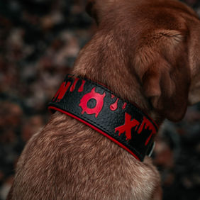Blutiges Lederhalsband im Halloween Design