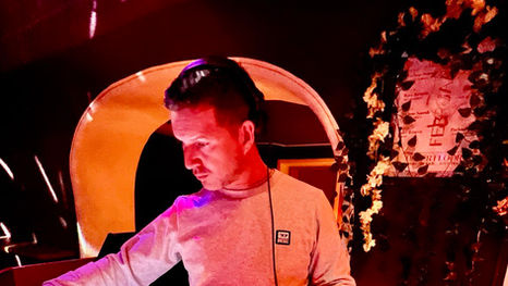 DJ Steven Stone spielt ein Deep- und Tech-House-Set in der Casa Antica Klosters, während die Gäste auf dem vollen Dancefloor tanzen.