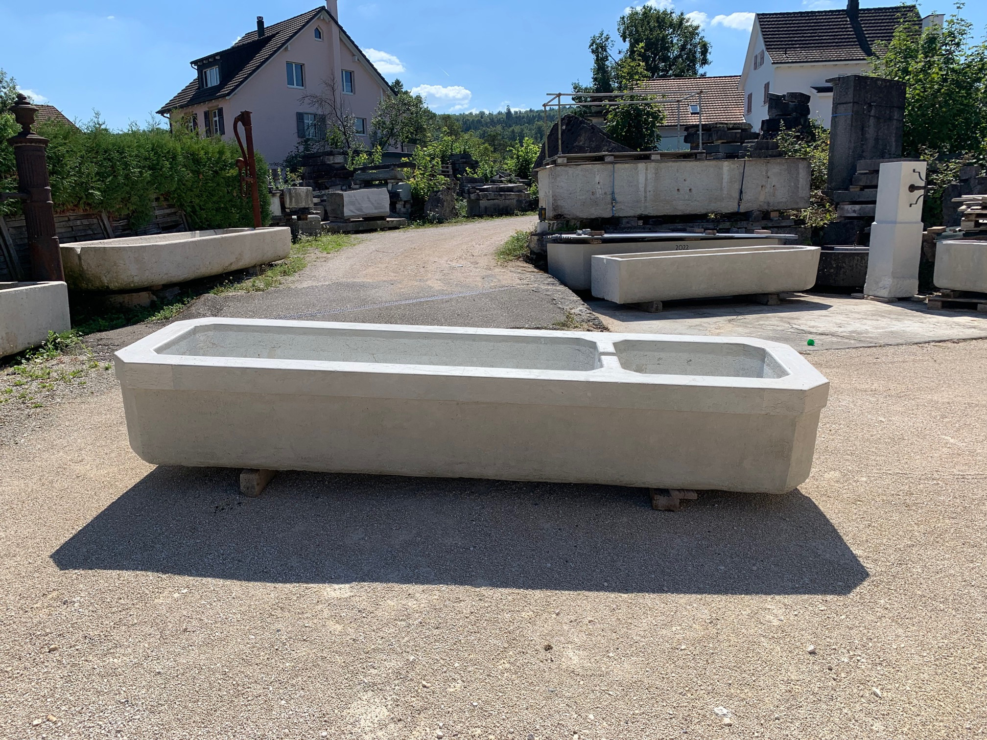 Längeres, rechteckiges Brunnenbecken mit Überlaufbecken