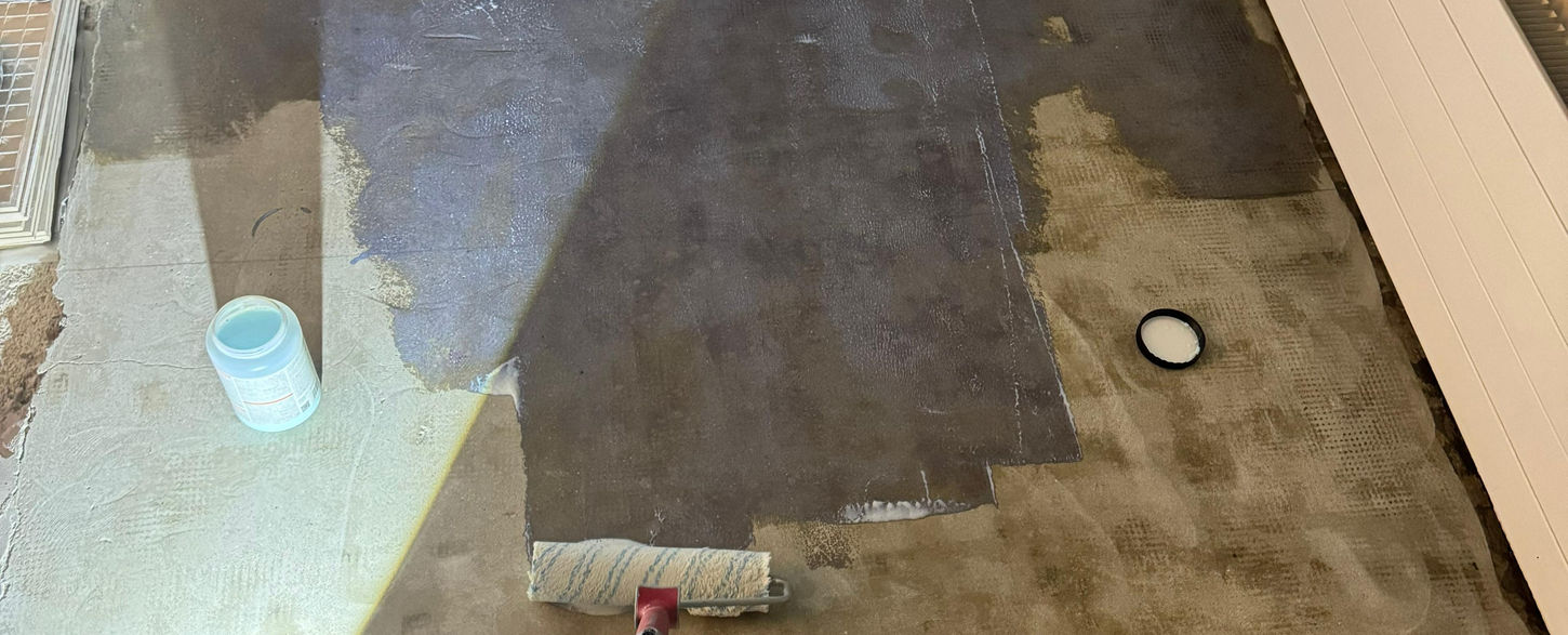 BeckerBau GmbH, Asbest belasteter Linoleum Boden entfernt und Fliesen verlegt