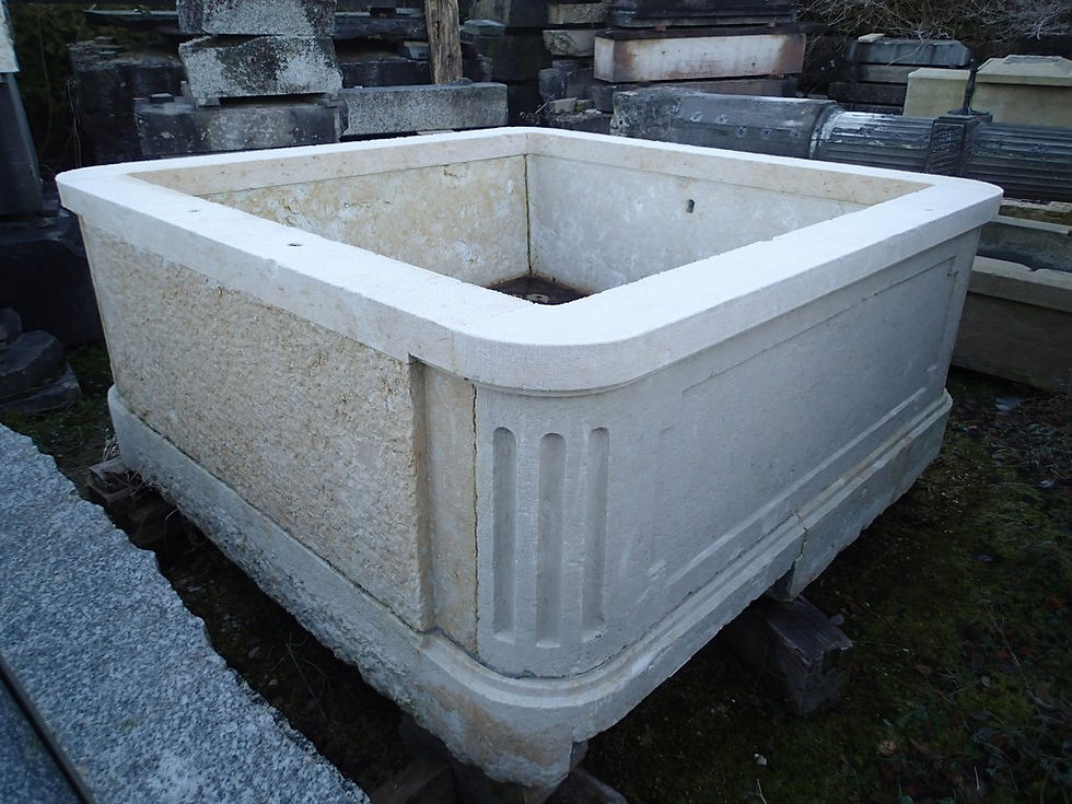 Miniaturbild: Quadratisches Brunnenbecken mit verzierten Seitenwänden