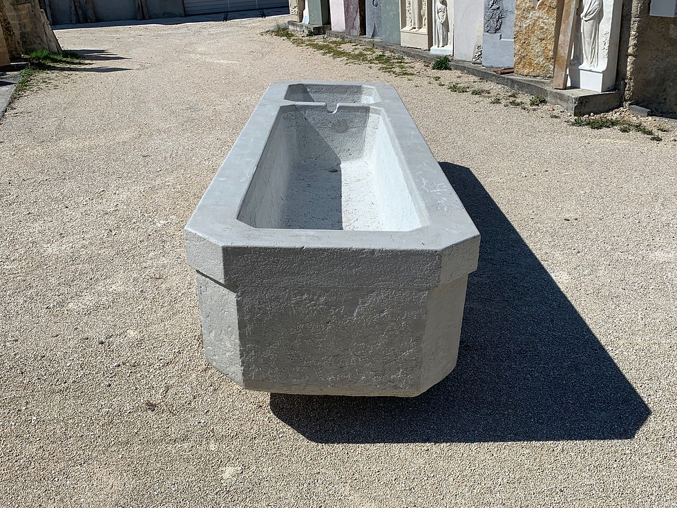 Miniaturbild: Längeres, rechteckiges Brunnenbecken mit Überlaufbecken