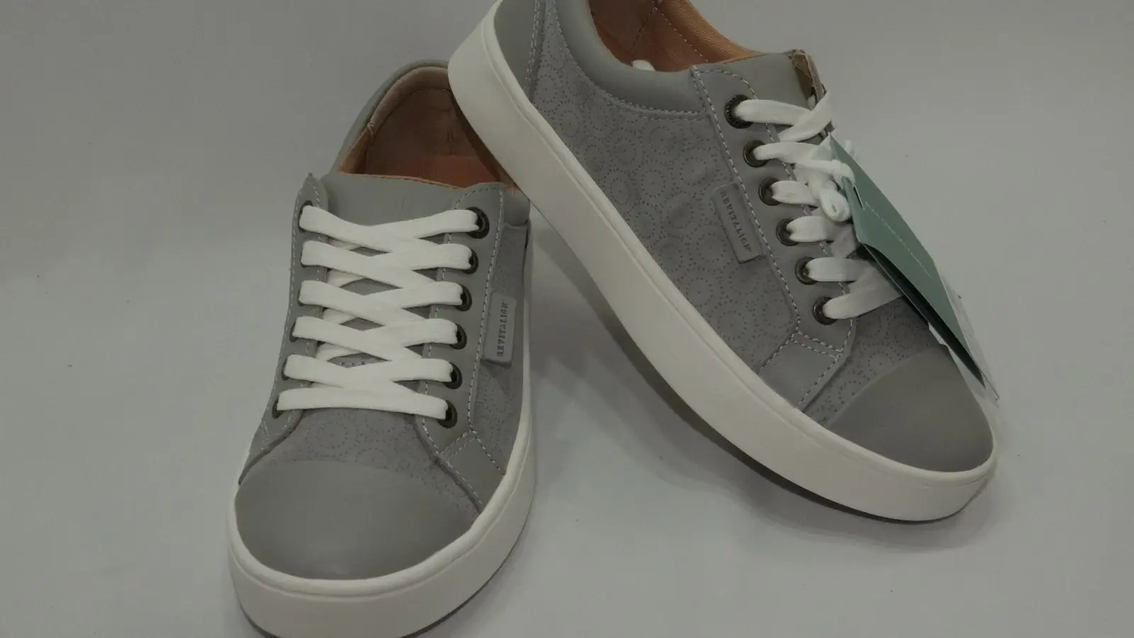 REVITALIGN Women's Mallory Sneaker, Grey, 6