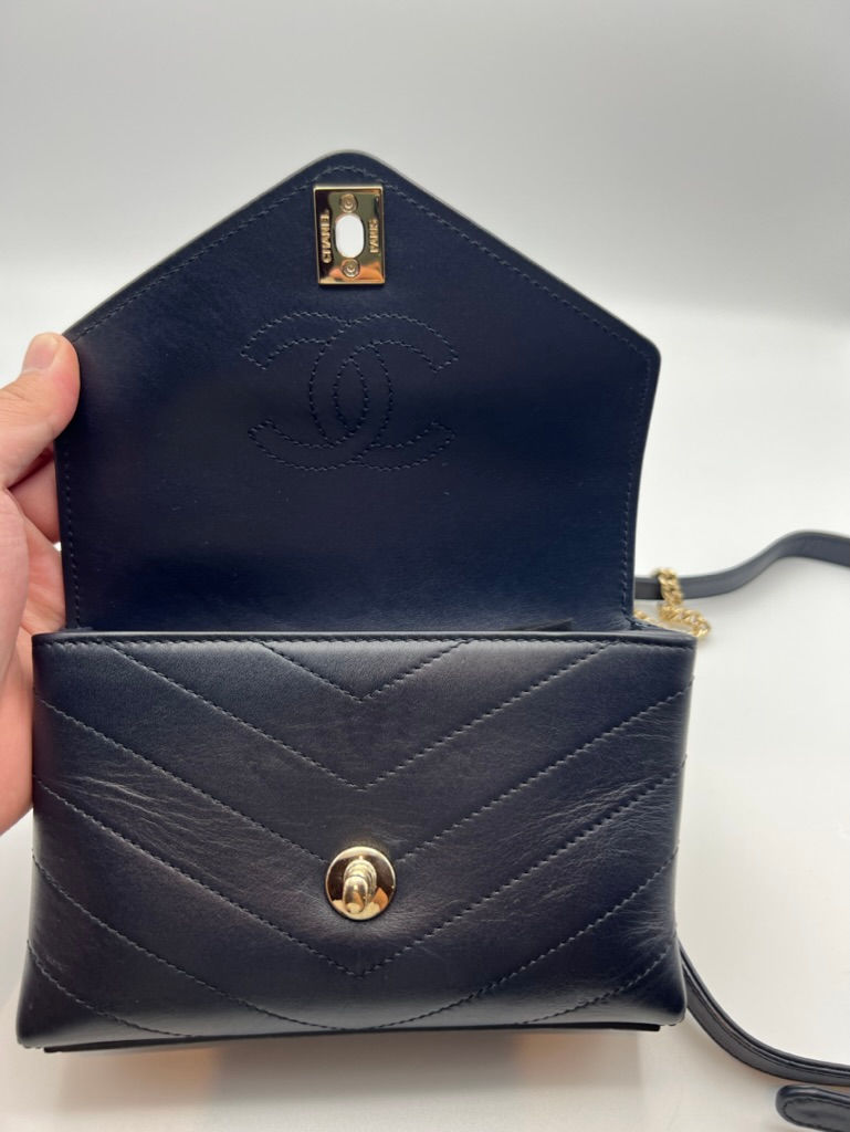 Thumbnail: Chanel chevron waist belt leather and chain - royal blue