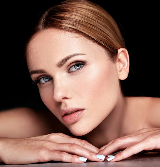 красивая-женщина-модель-без-макияжа-чистая-здоровая-кожа-лицо-черное (1).jpg