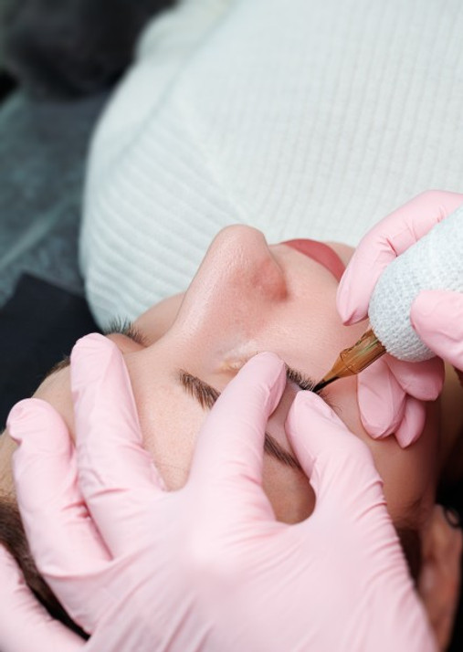 the-master-performs-the-procedure-of-permanent-mak-2025-03-06-02-50-30-utc (1).jpg