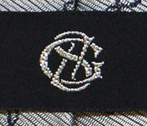 黒地に一色の刺繍を施した織りネームのアップ