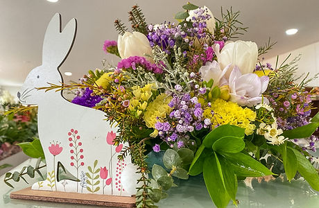 Arrranjo de flores para centro de mesa em dia de páscoa