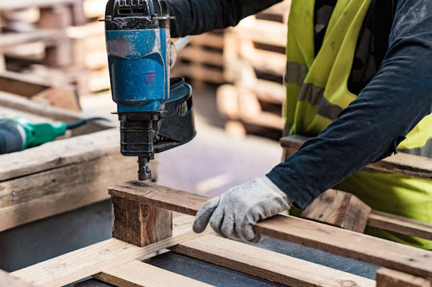 90% des palettes cassées sont réparées, et réinsérées dans le circuit loval VENDEENS. Le restes est valorisée en bois énergie grace à nos partenaires