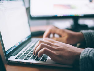 Rédiger ses fiches produits et ses textes de site avec l'IA : méthode et limites