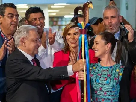 AMLO entrega ‘bastón de mando’ a Claudia Sheinbaum en reunión privada