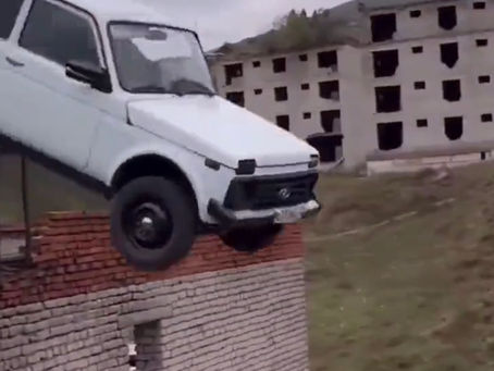 Hombre intenta salto de “Película” y se estrella