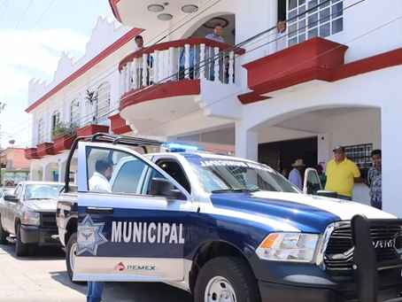 Acatlán recibe donación de patrulla de Pemex