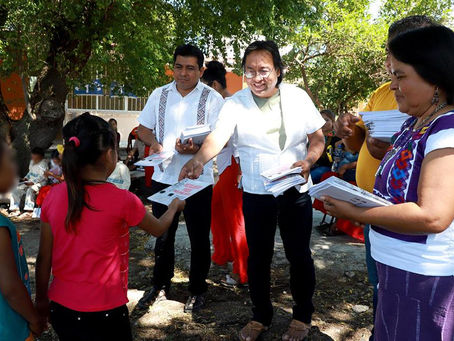 Entrega Seculta libro en ombeayiüts, realizado por niñas y niños de San Mateo del Mar
