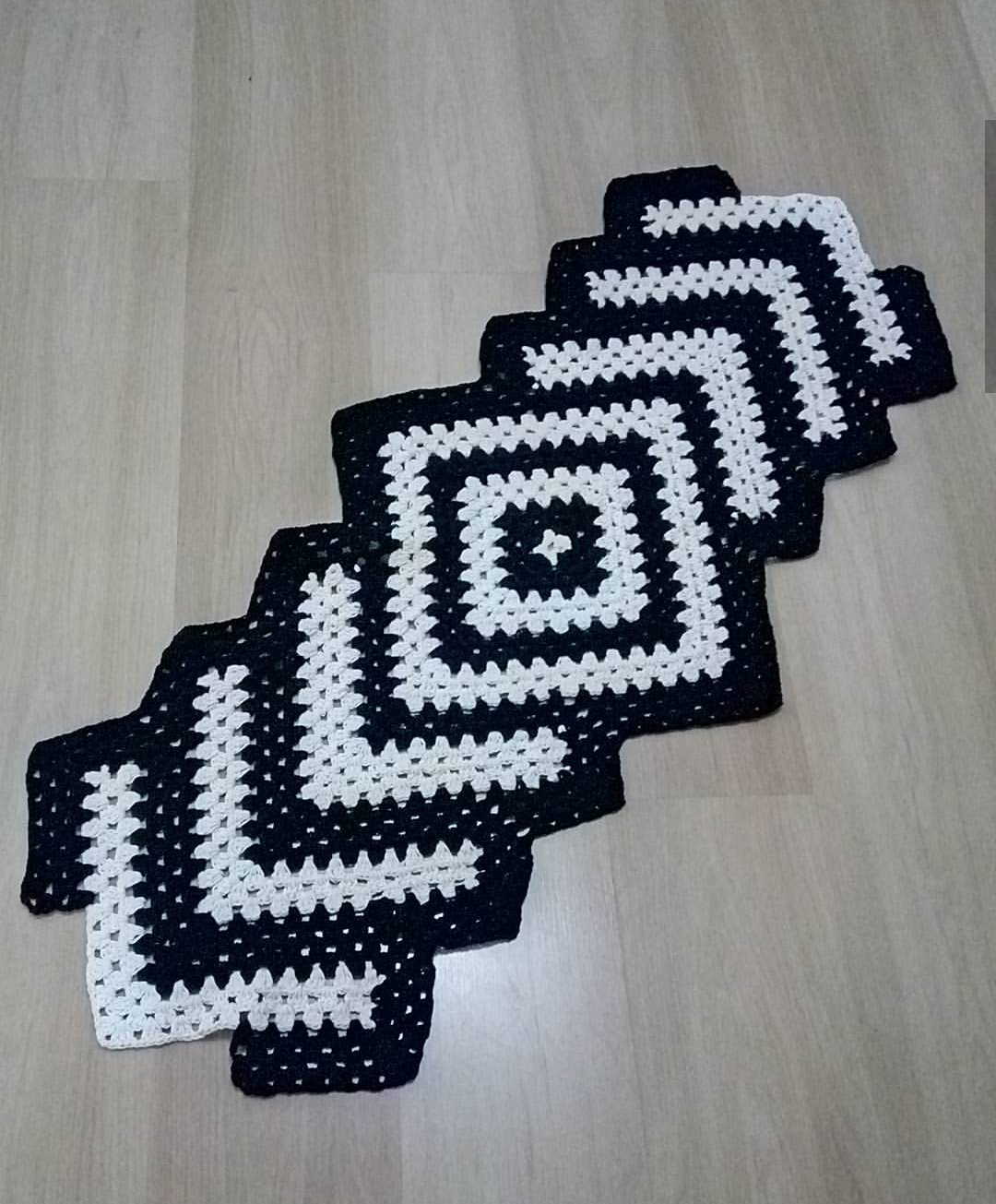 Tapete retangular em barbante nas cores preto e branco