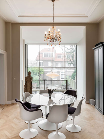 Luxe en eigentijds interieur met een harmonieuze balans tussen vorm en functie. Een ruime, op maat gemaakte zithoek in neutrale tinten wordt geaccentueerd door natuurlijke materialen zoals hout en linnen. Grote ramen maximaliseren daglichtinval, terwijl zorgvuldig geselecteerde decoratieve elementen een verfijnde esthetiek creëren. Perfecte inspiratie voor interieurontwerpers, architecten en stylisten die streven naar tijdloze elegantie en ruimtelijke harmonie.