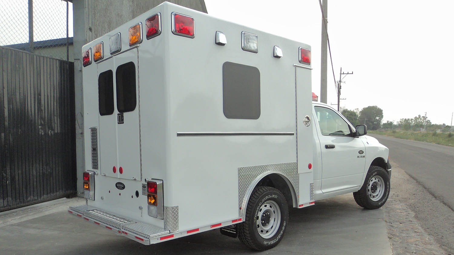 AMBULANCIAS Y UNIDADES MÉDICAS Quiroga Trucks