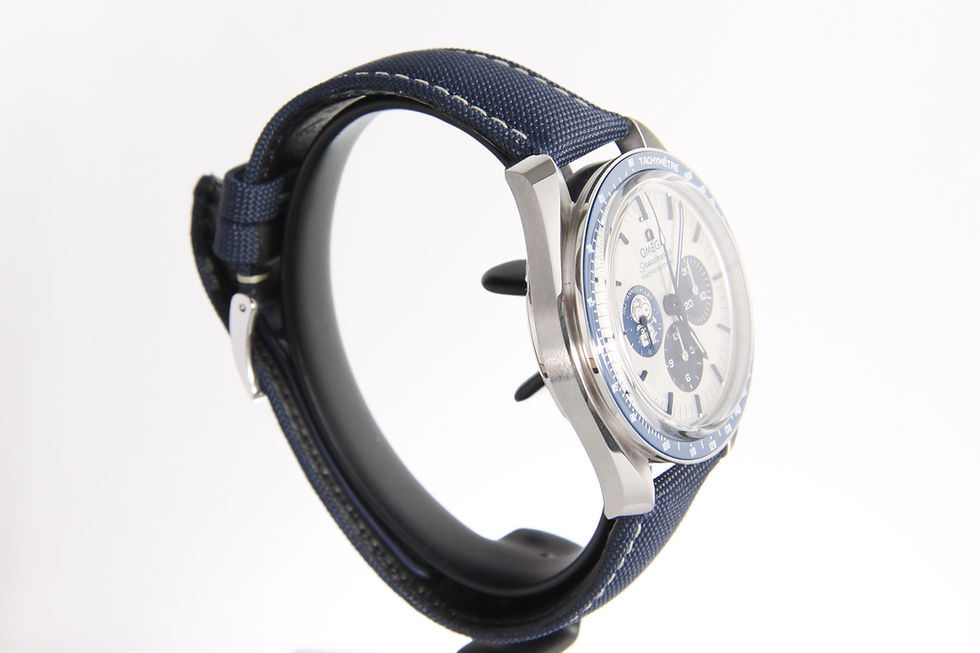 Miniature : Omega Speedmaster Snoopy 310.32.42.50.02.001 Full Set 2023 Monaco side