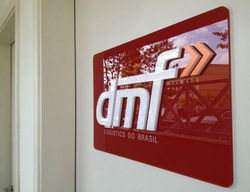 placa-acrilico-com-letra-caixa