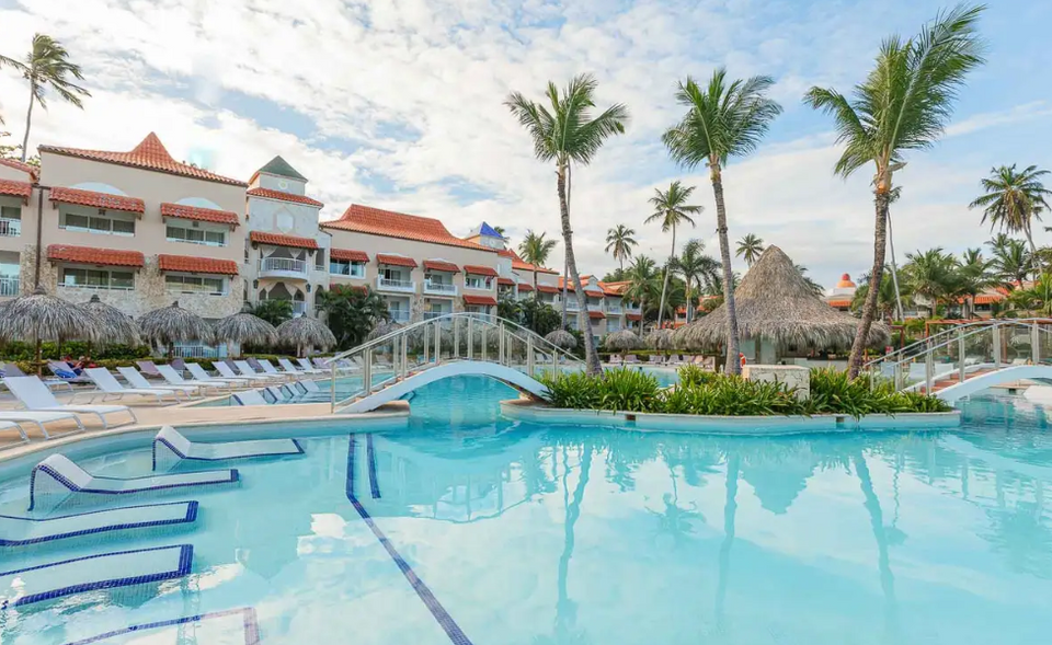 TRS Turquesa Pool and lobby