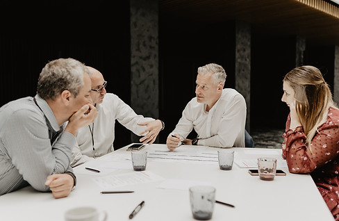 FasterFish: Manažeři u stolu aktivně sladí management a dosahují strategické shody. Silná týmová spolupráce.