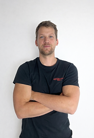 Homme au t-shirt PolyTech-InGen.png