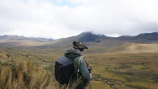 Piloto de dron en el paramo