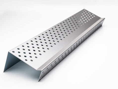 Profilé de départ en aluminium avec poinçonnage.
La qualité des pliages est primordiale pour une finition parfaite.