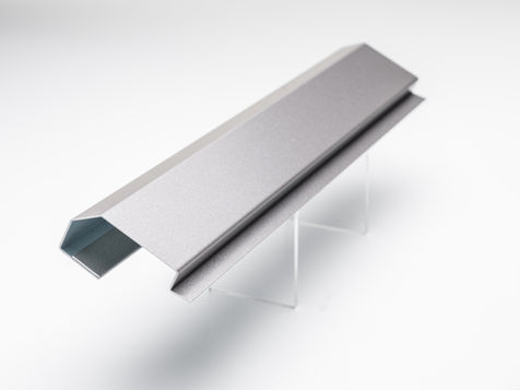 Arrêt haut en aluminium.
La qualité des pliages est primordiale pour une finition parfaite.