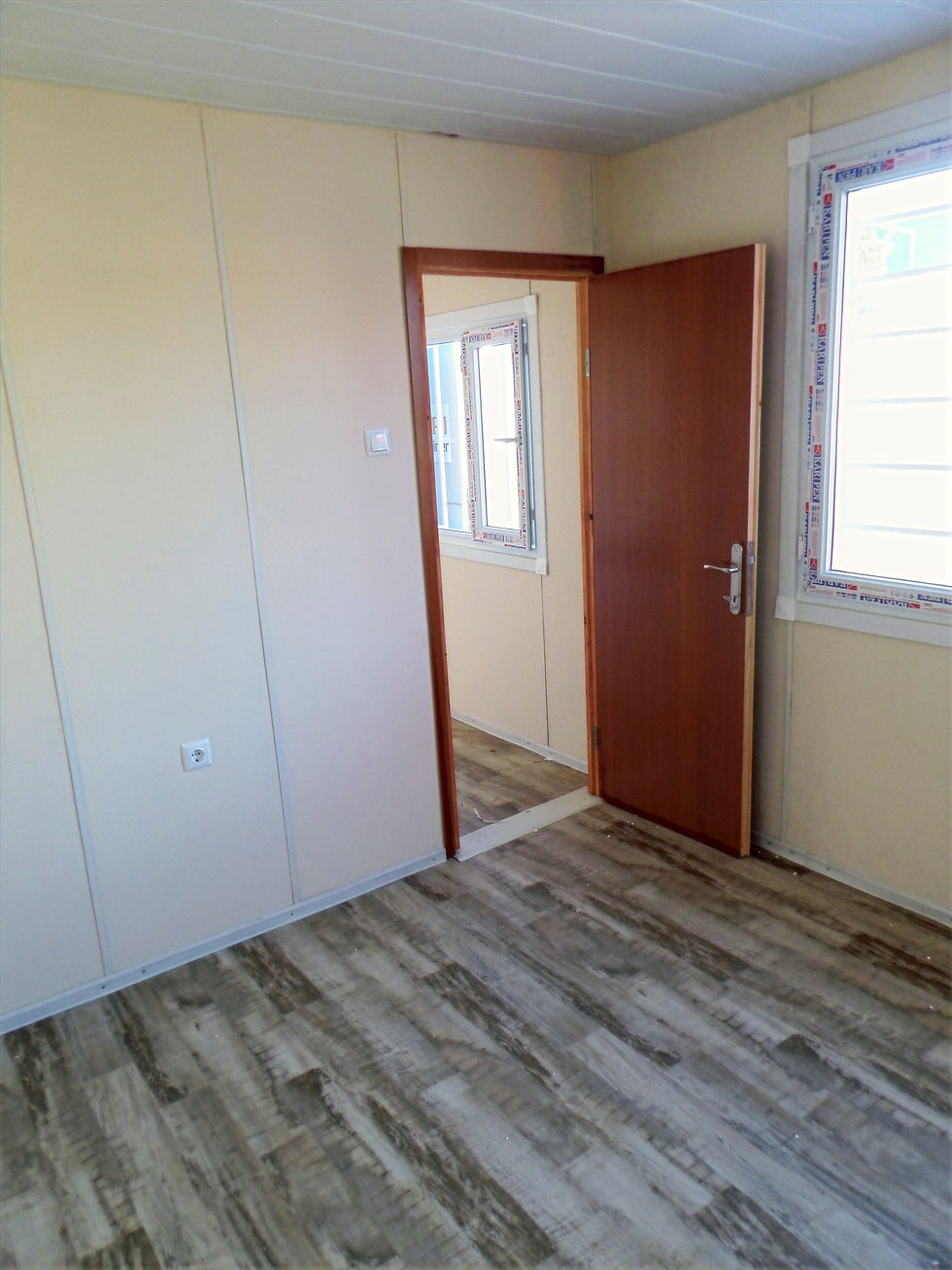 Küçük resim: 300 x 700 DIŞ AHŞAP DESEN FUGALI BETOPAN İÇ DÜZ BETOPAN İKİ ODA WC-DUŞ-MUTFAK