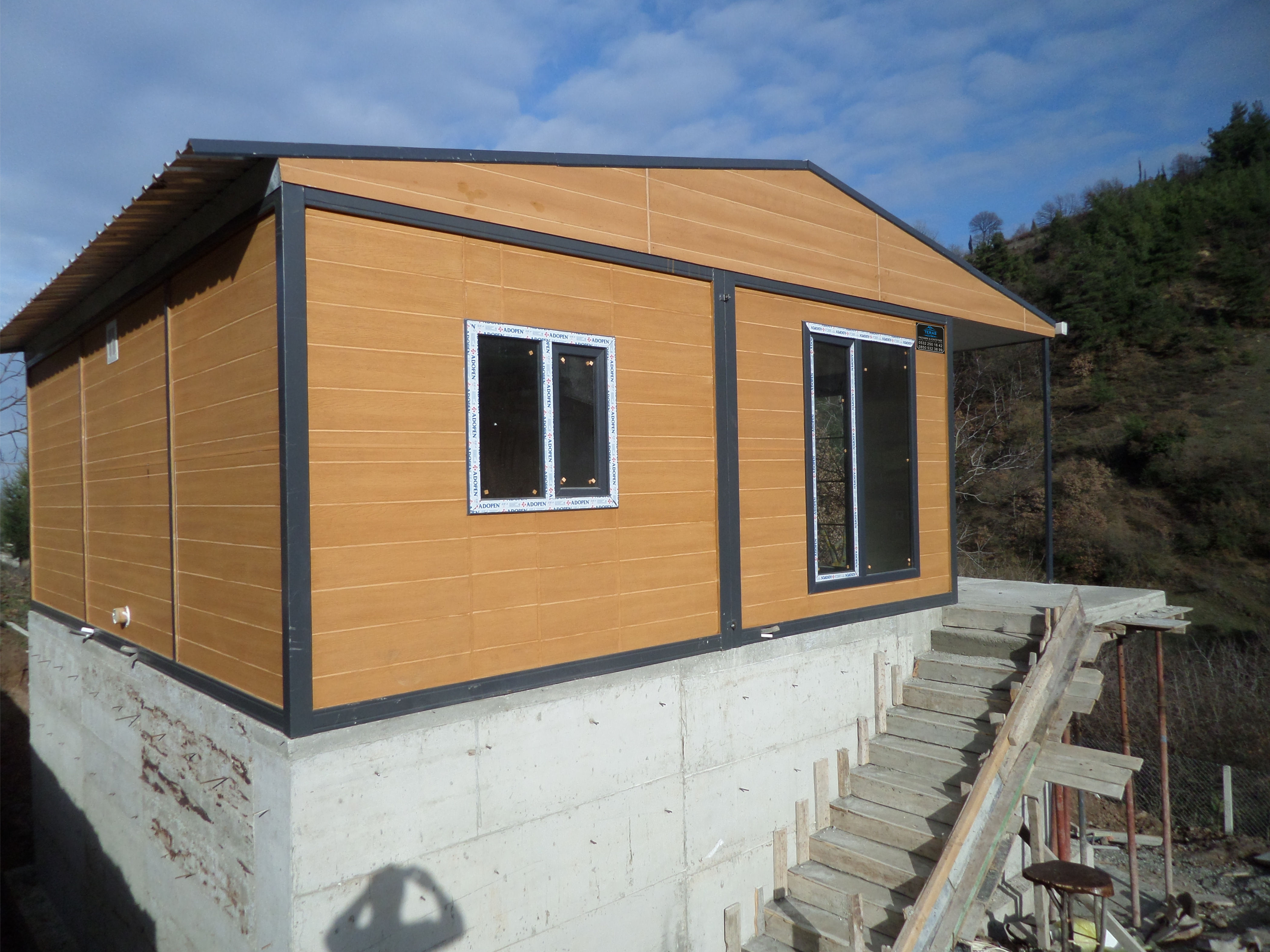 600 X 700 DIŞ AHŞAP DESEN FUGALI BETOPAN İÇERİSİ DÜZ BETOPAN ÇATILI VERANDALI