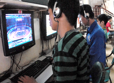 How does a student benefit from online video gaming