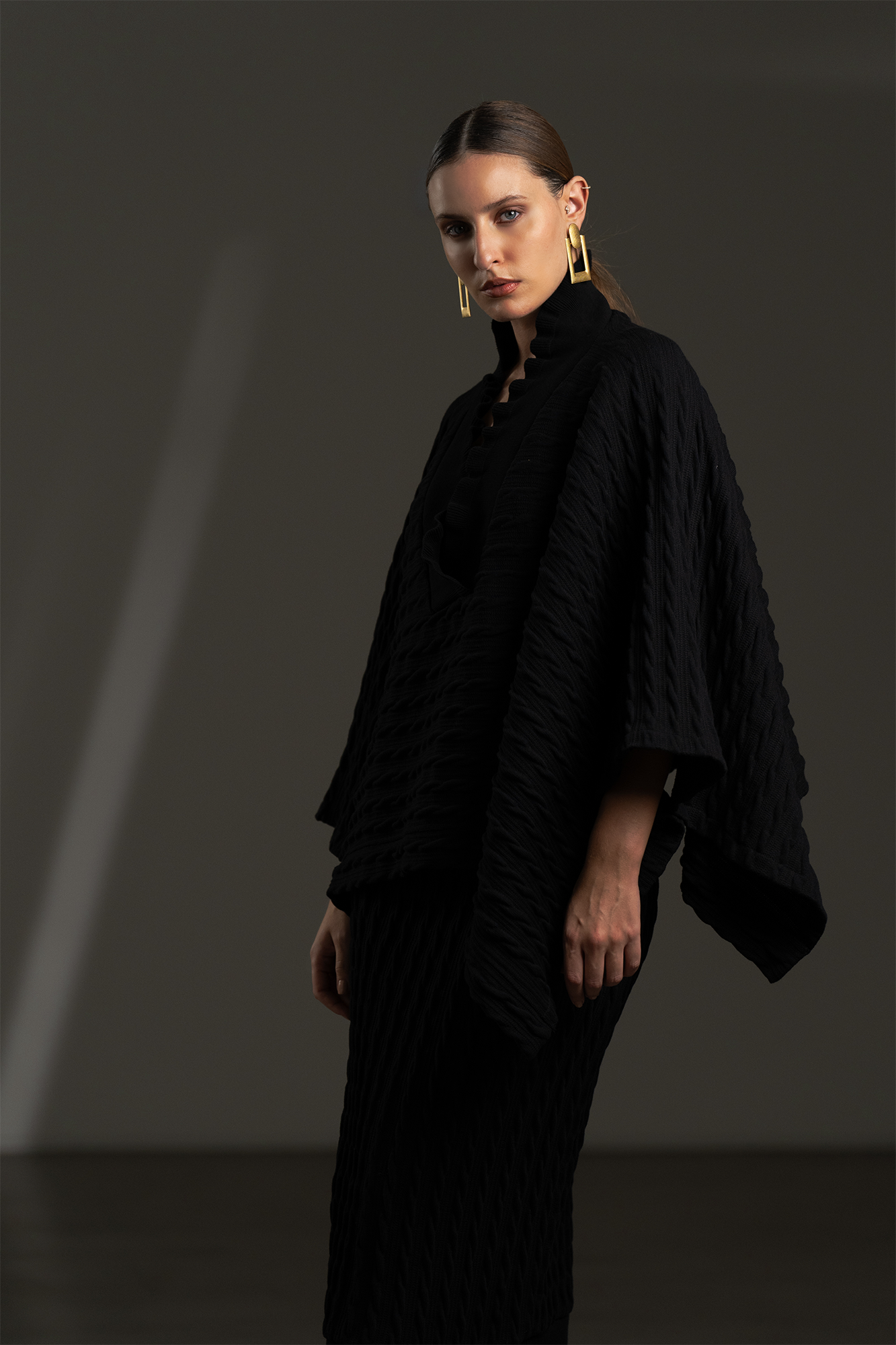 PONCHO PRETO COM GOLA FANTASIA