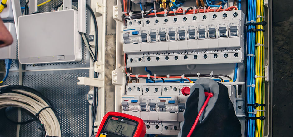 equipe-um-tecnico-eletrico-trabalhando-em-um-quadro-de-distribuicao-com-fusiveis.jpg